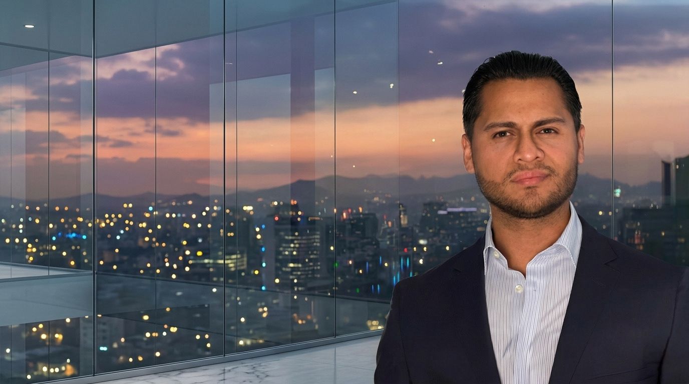 Gio Zamora con vista urbana al atardecer